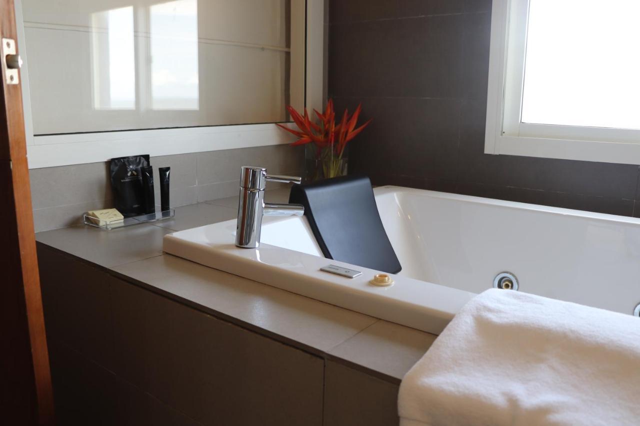 Mamba Point Hotel Монровія Екстер'єр фото
